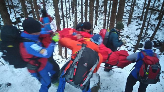 Akcja GOPR w Karkonoszach. Ratownicy grupy karkonoskiej GOPR interweniowali na niebieskim szlaku pomiędzy Rozdrożem pod Wielkim Szyszakiem a Wysokim Mostem.