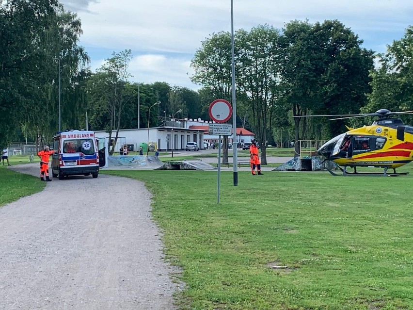 Wypadek na skateparku w Szczecinku. Śmigłowiec w akcji [zdjęcia]