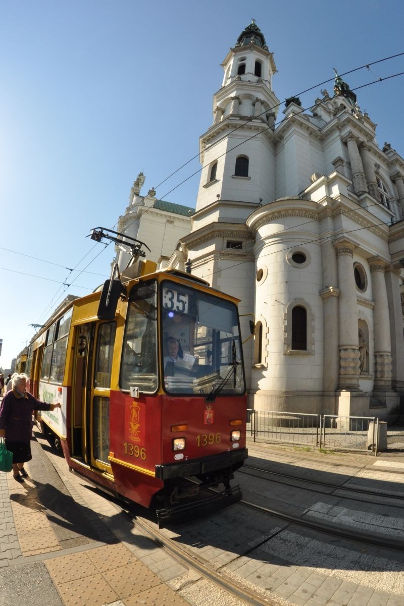 Tramwaje wróciły dziś na Marszałkowską. Zielone torowisko w centrum naszego miasta! [ZDJĘCIA]