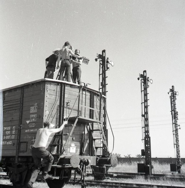 Podmiasteckie Słosinko miało sw&oacute;j udział w epopei o Ziemiach Odzyskanych. To m.in. na miejscowej stacji kolejowej kręcono &quot;Album Polski&quot;. Film powstawał w latach 1969-1970. - To było duże wydarzenie. Ruch był jak w Rzymie &ndash; wspomina jedna z mieszkanek Słosinka. Jako statyst&oacute;w zatrudniono przede wszystkim mieszkańc&oacute;w Słosinka, Miastka i pobliskiej Łękini. Wszyscy byli repatriantami. Filmowano ich tułaczkę i przybycie na te ziemie w wagonach towarowych z wozami, krowami, końmi, kozami.