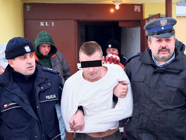 34-latka wyprowadzono w kaftanie bezpieczeństwa i zawieziono do szpitala im. Babińskiego.