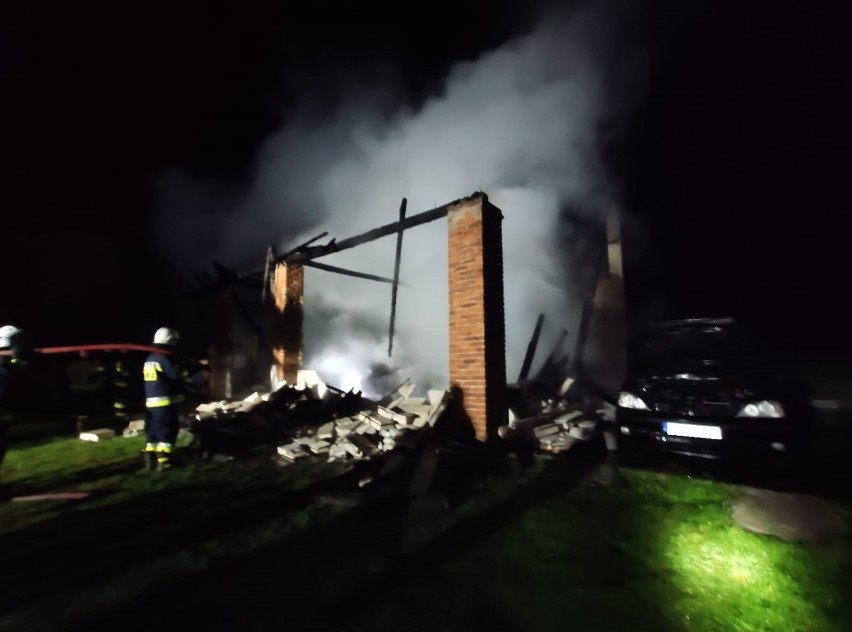 Nocna akcja straży pożarnej w Maniowie. Z dymem poszła stolarnia oraz samochód osobowy [ZDJĘCIA]