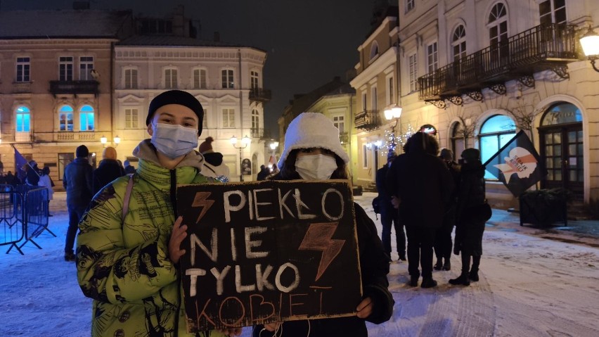 Strajk Kobiet, Piotrków: Protest przed biurem PiS na Rynku...