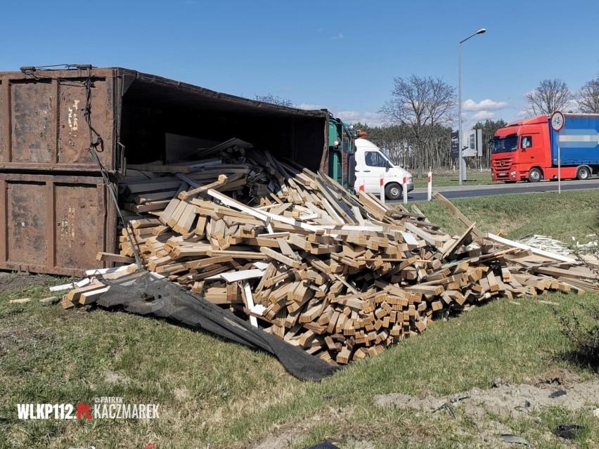 Karpicko: Ciężarówka wywrócona! Spore utrudnienia na drodze w okolicy ronda Powstańców Wielkopolskich