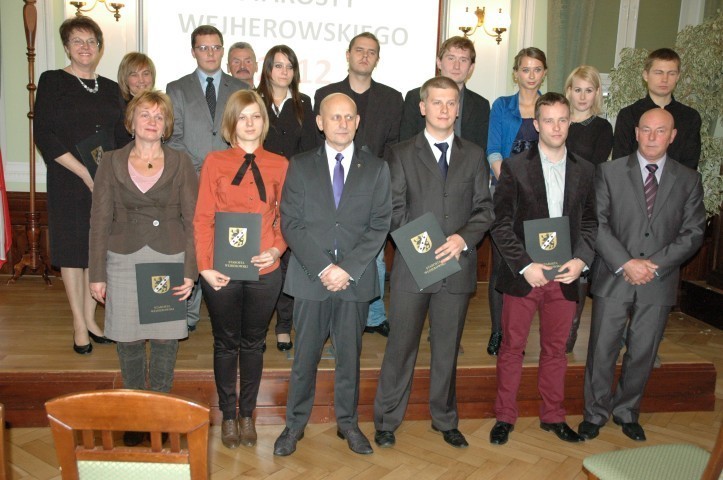 Zdolni studenci i uczniowie otrzymali od 500 do 2000 zł stypendium starosty wejherowskiego