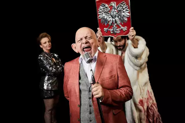 Adam Ferency jako Jerzy Urban na scenie Teatru Łaźnia Nowa