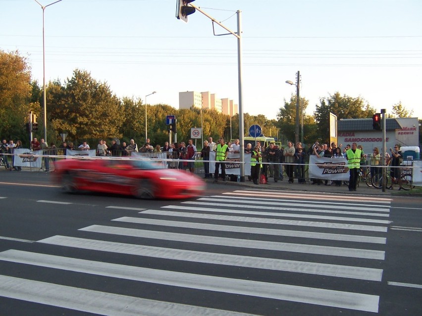 Pokazy sportowych samochodów na ulicy Baraniaka w Poznaniu.