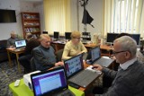 Seniorzy w Kłecku podnoszą swoje kompetencje cyfrowe. Jak im się podobają zajęcia komputerowe?
