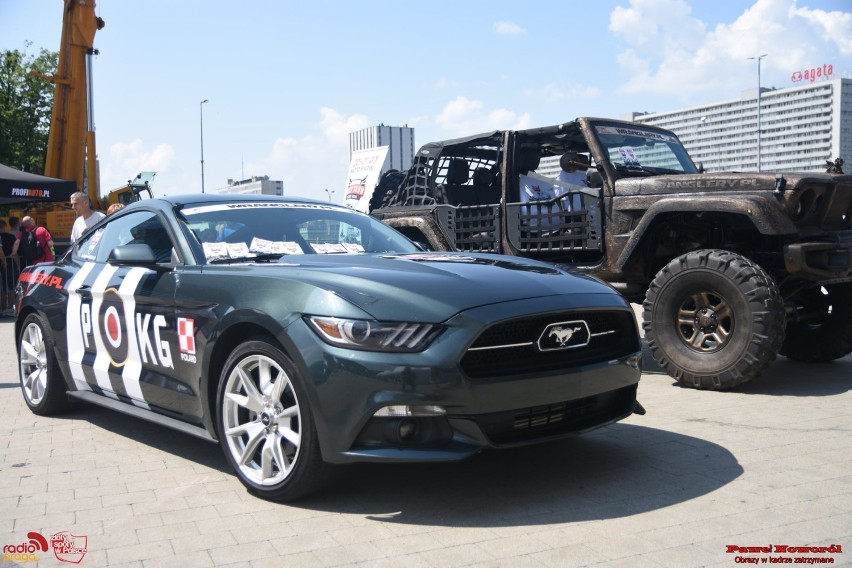 ProfiAuto Show 2019 - święto fanów motoryzacji w Katowicach [ZDJĘCIA]. Piękne kobiety i szybkie samochody.