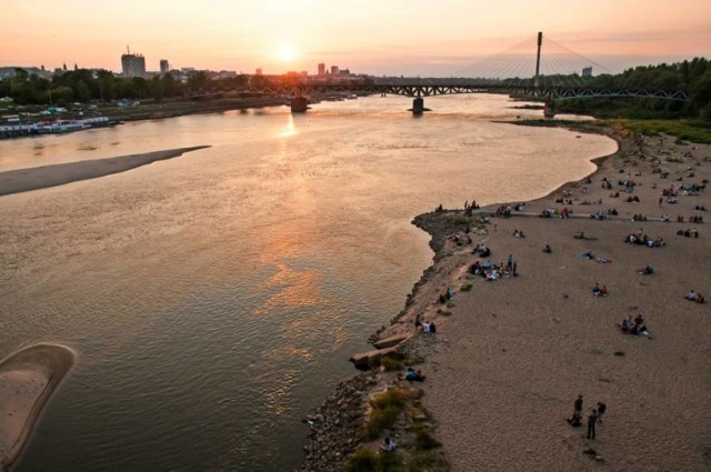 „Wisła jak malowana” to warsztaty plastyczne dla dzieci, które odbywają się w soboty od godz. 15.00 na plaży Żoliborz. Najmłodsi mogą wykazać się kreatywnością, korzystając z kolorowych sznurków, ścinek papieru czy kartoników. 

W piątek 7 sierpnia o godz. 17.00 bulwary wypełnią się „Żywą zielenią” niedaleko pomnika Syreny. W planie są animacje teatralne - roślinne kostiumy, pantomima, klaunada i taniec będą zaproszeniem do głębszego wejścia w świat flory. 

Potem odbędzie się koncert muzyki elektronicznej. W sobotę 8 sierpnia o godz. 16.00 ten sam happening odbędzie się na plaży Żoliborz.

Na rodzinnych spacerach „Ahoj Wisło”, organizowanych w sierpniu, będzie można zgłębić wiedzę o historii miasta, rzeki oraz poznać ciekawe miejsca nad Wisłą.