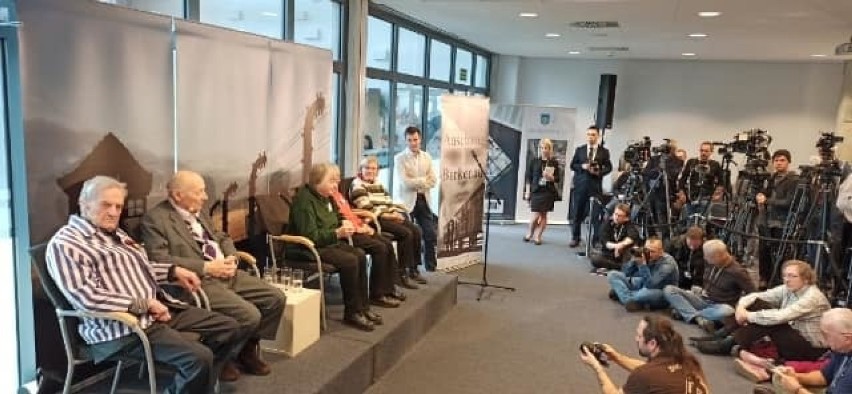 Byli więźniowie obozu Auschwitz spotkali się z dziennikarzami 