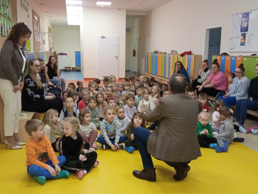 Kolejne spotkanie z cyklu "Czytanie będzie pasją" w przedszkolu "Edu Kids" w Bogdanowie