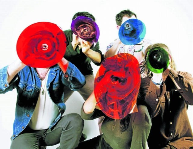 Gang Gang Dance. Ten zespół bez wątpienia przeniesie słuchaczy w świat elektroniki. Grupa powstała w 2001 roku. Od tego czasu wydała pięć albumów, w tym ubiegłoroczny "Eye Contact". Zagra w piątek (godz.  21).