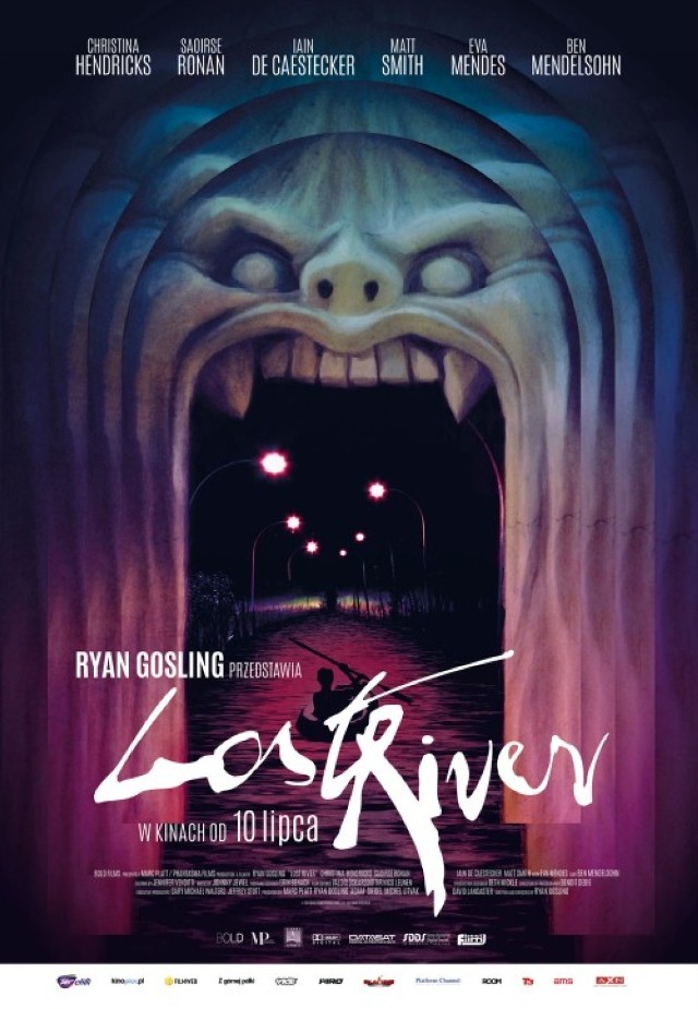 "Lost River"
Kino Ars, Cinema City

Reżyserski debiut Ryana Goslinga. Detroit - przeklęte miejsce, w którym jedni próbują przetrwać, inni oddają się perwersyjnym fantazjom. Okolicą rządzi Bully, który obcina wargi nożyczkami każdemu, kto mu się sprzeciwi. W domu na przedmieściach staruszka Belladonna zawiesza się w świecie swoich wspomnień. W centrum miasta wyuzdany bankier Dave aranżuje krwawe przedstawienia w nocnym klubie. Rozumie go tylko Rat - dziewczyna z sąsiedztwa ze szczurem w rękawie.