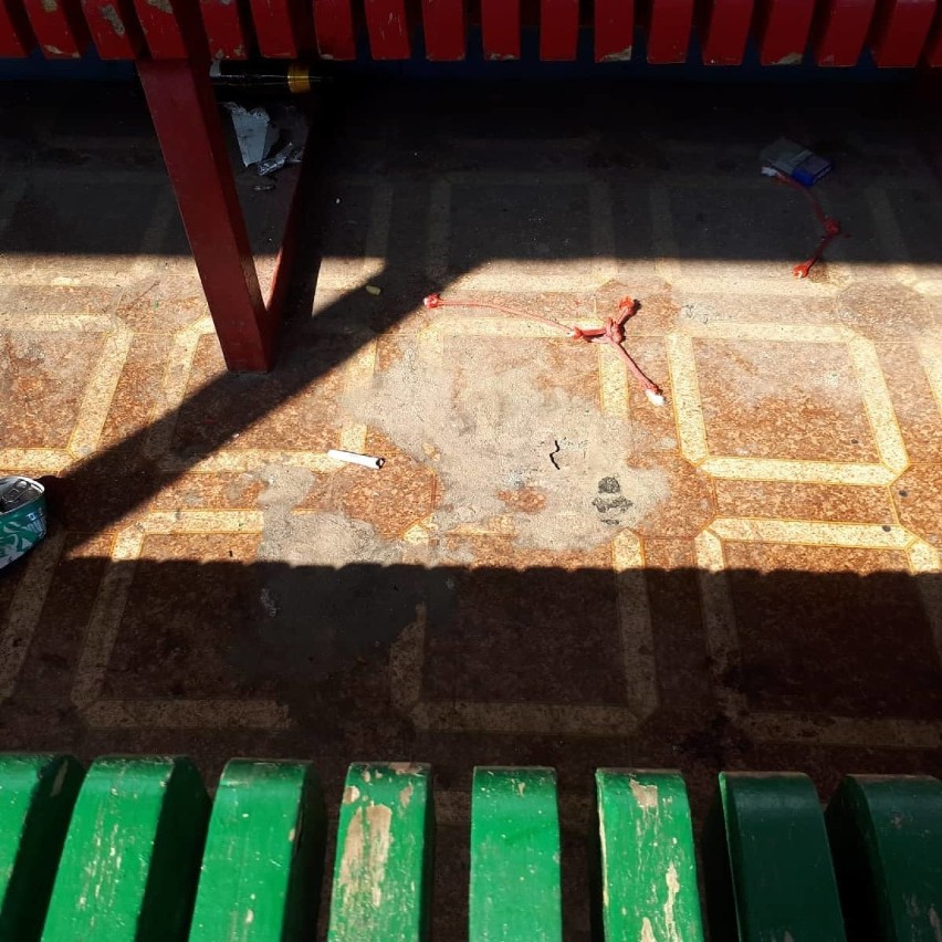 Pleszew. Wandale zdemolowali pleszewski wagonik Zajezdni Kultury.  Porozrzucane butelki i puszki po piwie „walają się” wszędzie