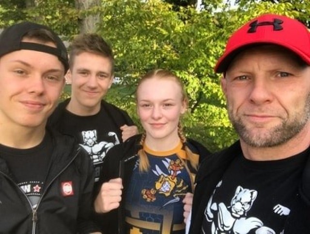 Od lewej: Jakub Drozdowski (zawodnik ASW Black Panther, w Sochaczewie doradzał w narożniku), Stanisław Knopik, Daria Brzozowska, Krzysztof Brzozowski