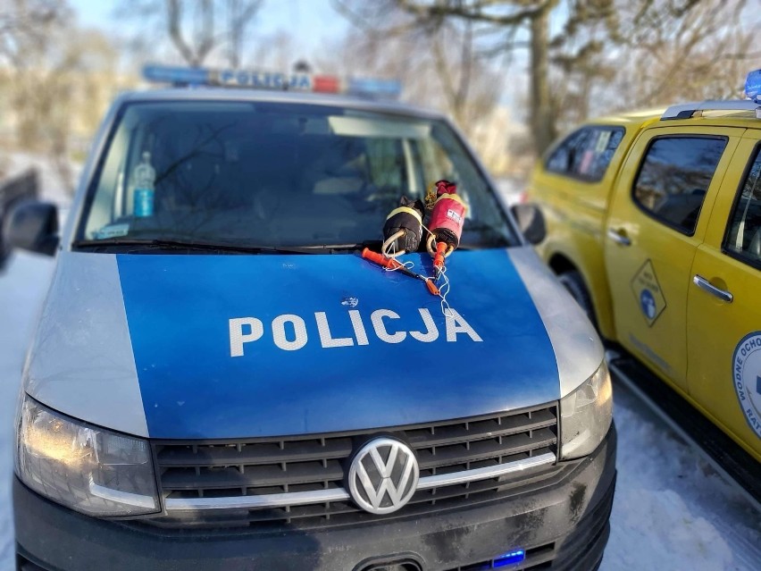 Policja z Kołobrzegu kontroluje zamarznięte akweny. Nie wchodźmy na lód!