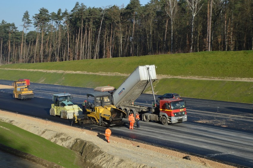 W rejonie Lućmierza trwa układanie asfaltu