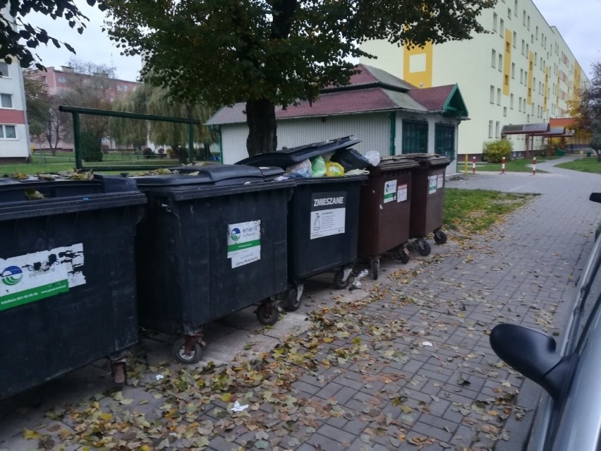 W osiedlu Sandomierskie w Kielcach zamknięto śmietniki na kłódkę i łańcuch. Dlaczego? [WIDEO,ZDJĘCIA]
