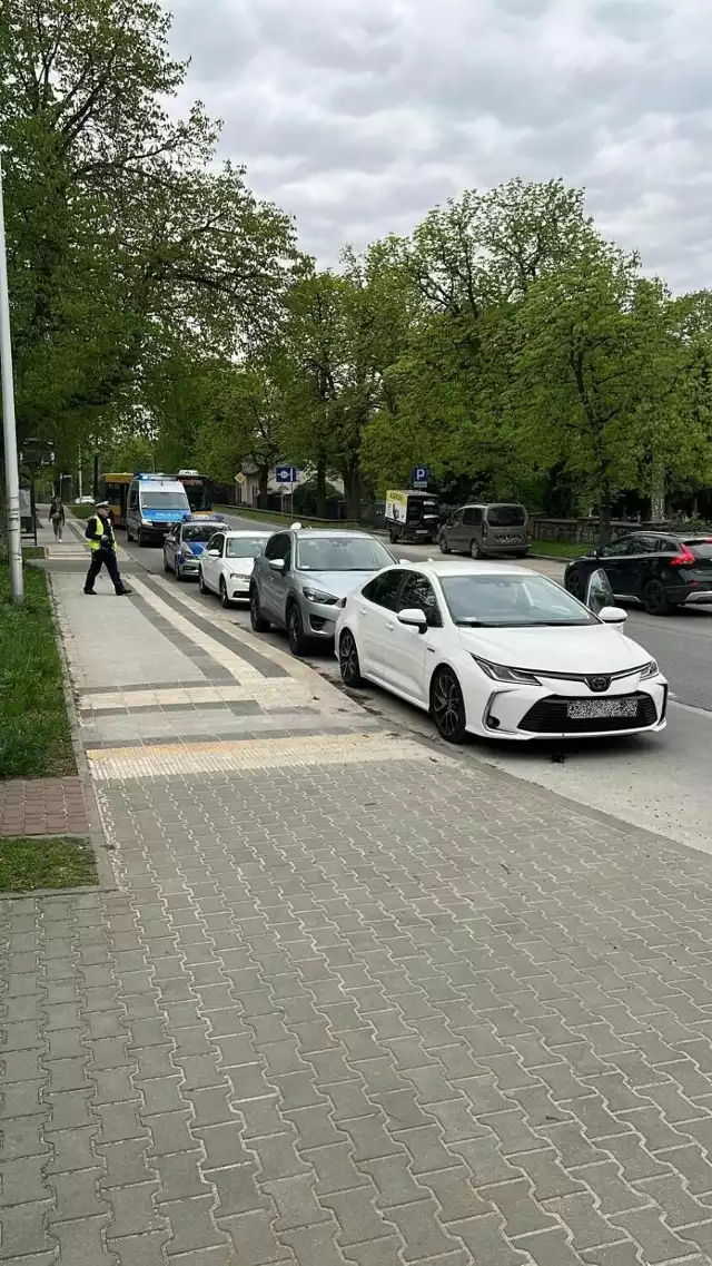 Zderzenie trzech samochodów na ulicy Ściegiennego w Kielcach.