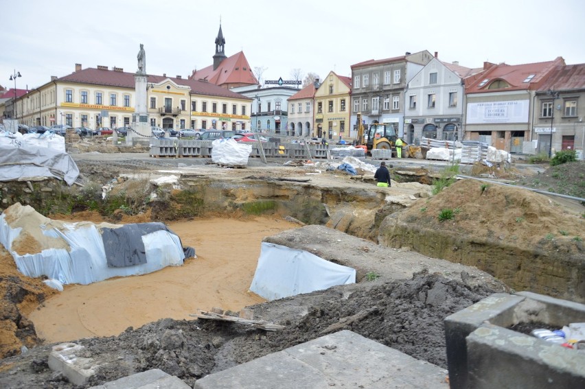 Bochnia. Odkryte ruiny ratusza nie zostaną wyeksponowane, rozpoczęło się ich zasypywanie [ZDJĘCIA]