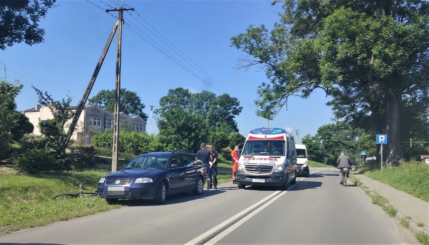 Pijany rowerzysta w Popkowicach uderzył w samochód. 59-latek trafił do szpitala. Zobacz zdjęcia