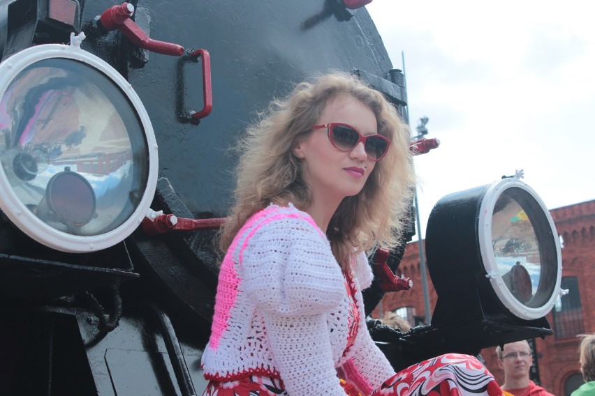Na rynku Manufaktury stoi już lokomotywa, którą "ubierze" Agata "Olek" Oleksiak
