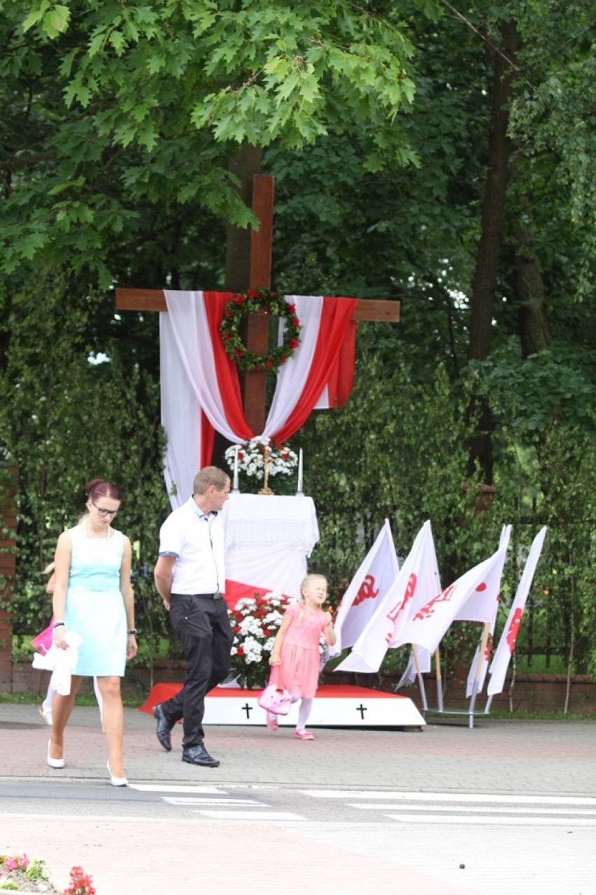 Procesja Bożego Ciała w Bytowie. Tłumy wiernych przeszły głównymi ulicami miasta [FOTO,WIDEO]