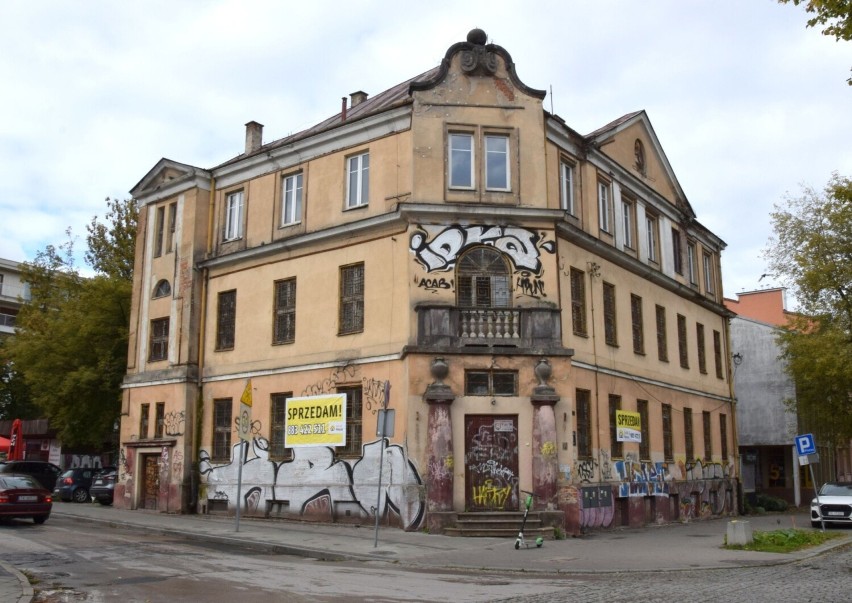 Zabytkowa kamienica w centrum Kielc na sprzedaż. Kiedyś była tu łaźnia publiczna i Policyjna Izba Dziecka. Cena dość wysoka