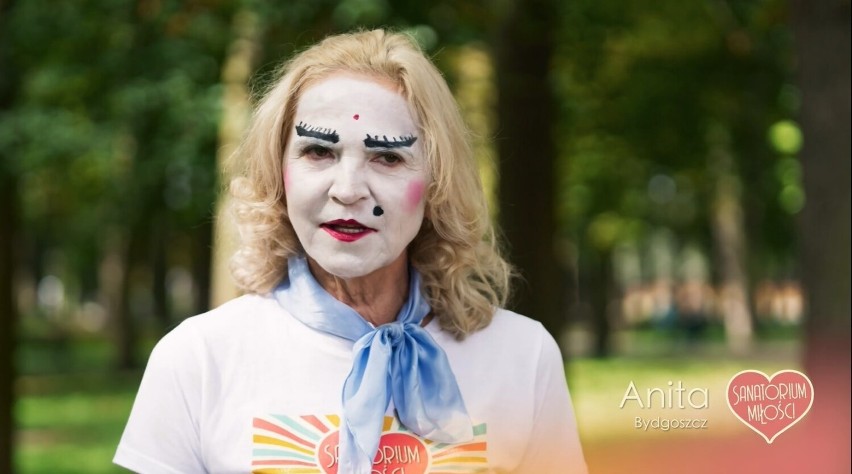 Teraz przyjmuje leki, więc lepiej sobie radzi z chorobą....