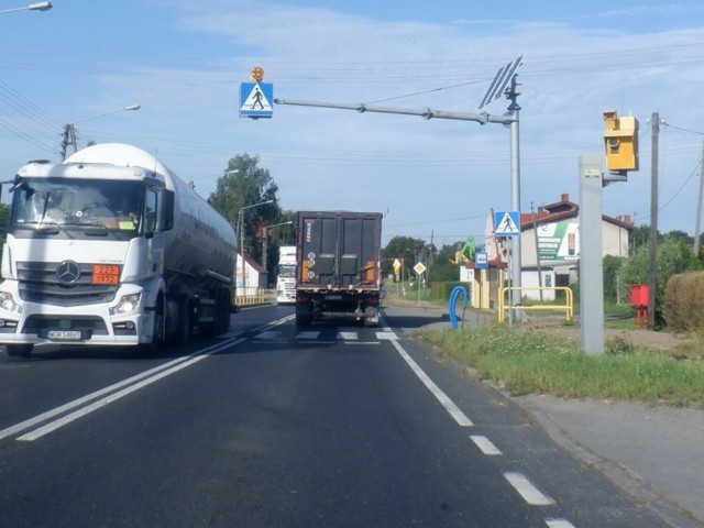 Natężenie ruchu na DK10 między Bydgoszczą a Wyrzyskiem jest ogromne i wciąż rośnie. Na zdjęciu przejazd przez Ślesin.