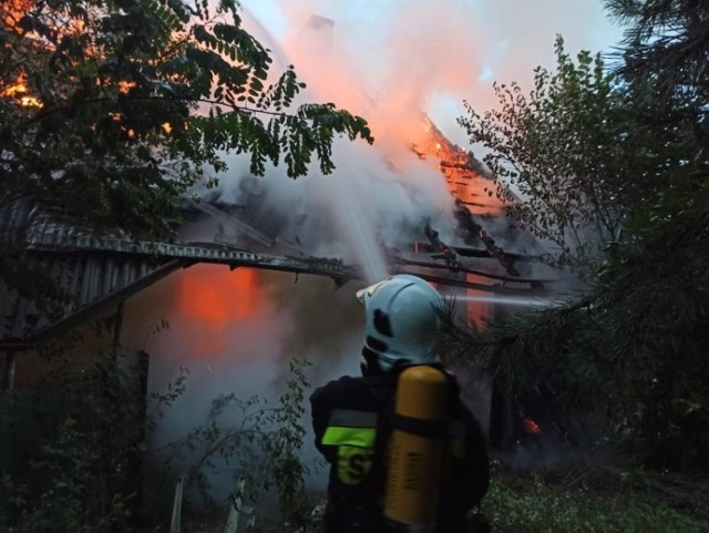 Pożar pustostany przy ul. Spółdzielczej w Szczucinie jest kolejnym podobnym pożarem, z którym walczyli strażacy z powiatu dąbrowskiego