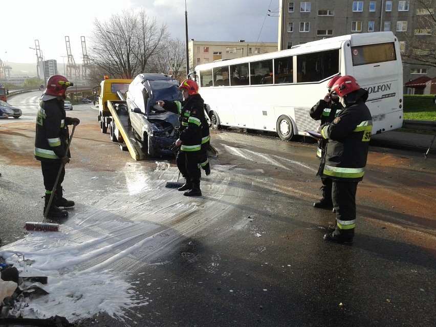 Wypadek w Gdyni. Zderzenie autokaru szkolnego z samochodem osobowym [ZDJĘCIA, WIDEO]