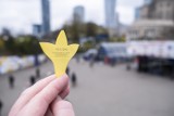 Akcja Żonkile w Warszawie. Rozdawane w stolicy kwiaty upamiętniają wybuch powstania w getcie warszawskim