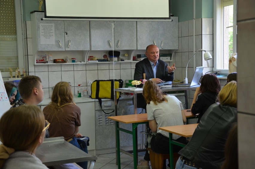 Głogowski weterynarz został nauczycielem zawodu w Technikum nr 6. - To nasz super wychowawca - mówią uczniowie