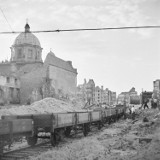 Gdańsk 1945. Ścieżki wśród gruzów. Miasto powoli wracało do życia za sprawą nowych mieszkańców