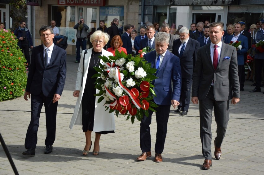 Lębork. Dziś 82 rocznica wybuchu II Wojny Światowej. Złożyli kwiaty przy płycie Pocztowców Gdańskich