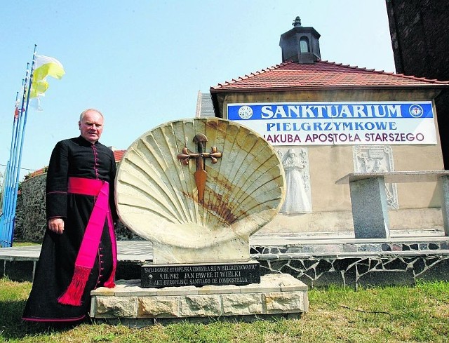 Ks. Stanisław Czerwiński, proboszcz z Jakubowa dumny jest ze swojej parafii, ale o szlaku nie rozmawia