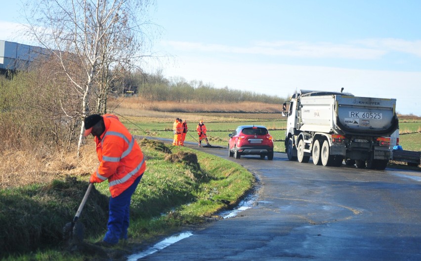 Pozimowe naprawy i remonty dróg w Krośnie. Sprawdźcie, gdzie są utrudnienia