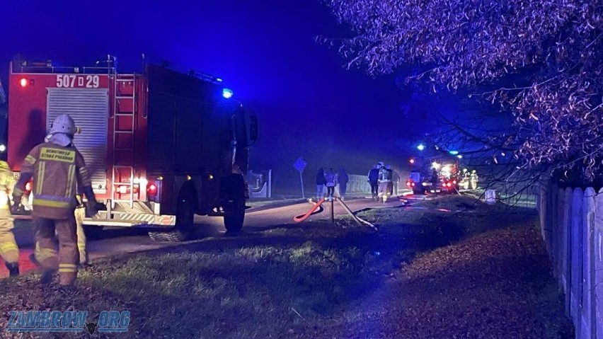 Przeździecko-Mroczki. Duży pożar chlewni w gminie Zambrów. 16 zastępów walczyło z ogniem. Jedna osoba ranna