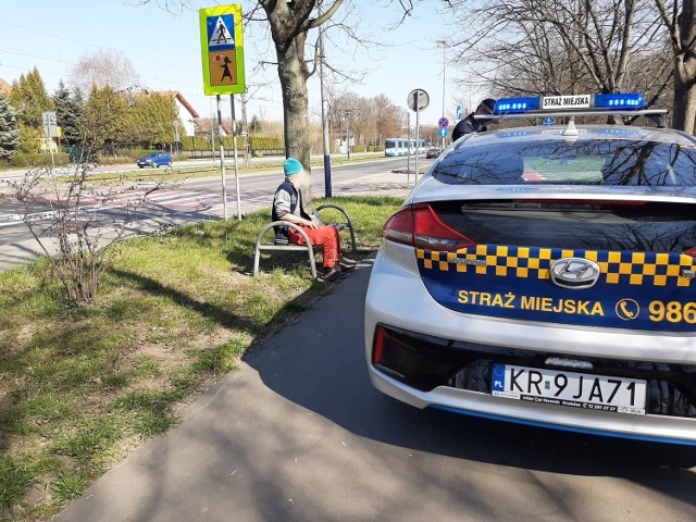 Po przyjeździe ratowników wspólnymi siłami udało się go przekonać, by oddał się w ręce medyków