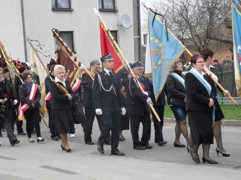 Rusinowice: Pogrzeb ks. Damiana Kominka [ZDJĘCIA]. Duszpasterza żegnały tłumy wiernych