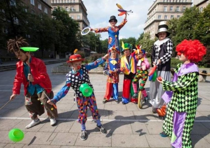 Międzynarodowa grupa 40 dziecięcych artystów cyrkowych...