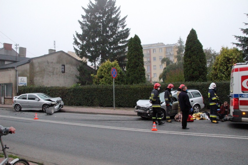 Zderzenie dwóch opli astra. Trzy osoby w szpitalu