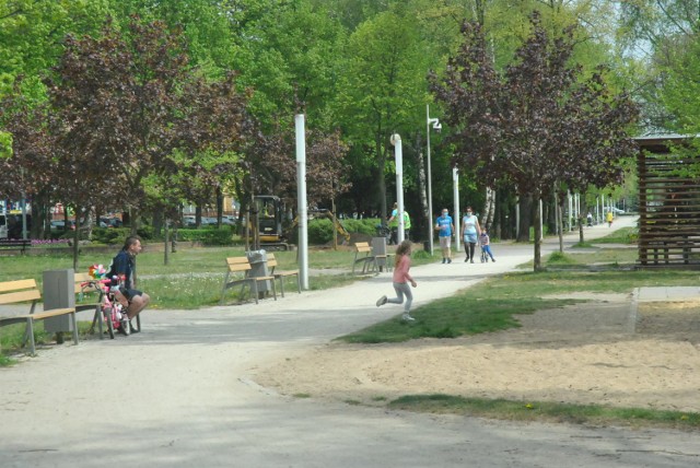 LESZNO. Parki, aleje i skwery w wiosennej odsłonie - spacerowicze, prace porządkowe i piękna zieleń