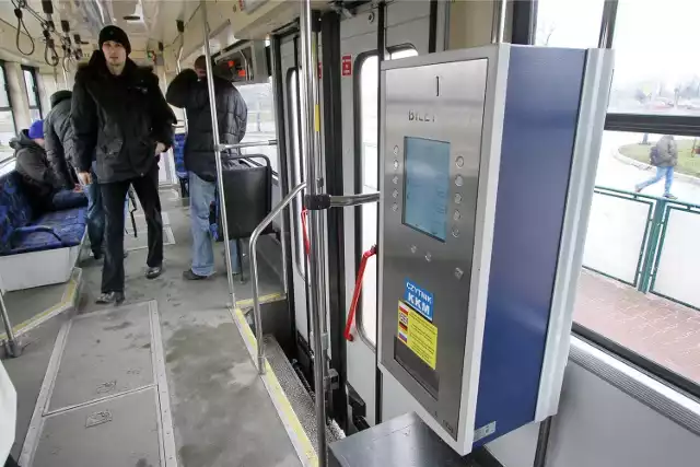 Niesprawny biletomat i nieżyczliwi kontrolerzy byli przyczyną stresującego dla Czytelniczki  zajścia w autobusie nr 744.