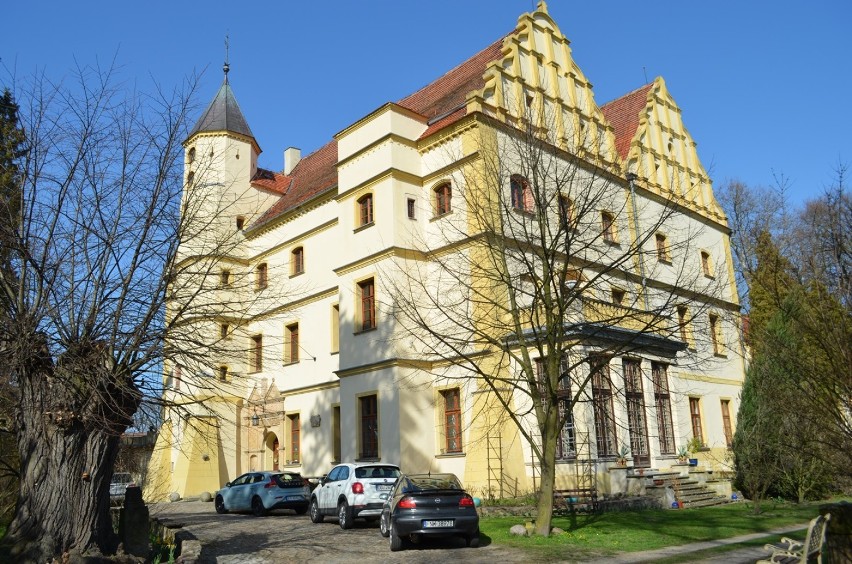 Zamek w Czernej urzeka naturalną elegancją architektury i...