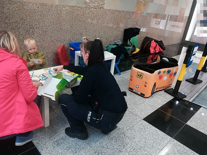 Policjanci edukowali dzieci podczas zakupów w oleśnickim centrum