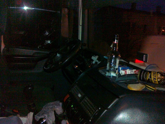 W szoferce ciężarówki policjanci znaleźli upitą butelkę wódki i puszkę po piwie