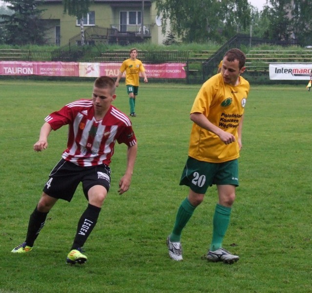 Gorące piłkarskie derby III ligi w Libiążu, miejscowa Janina przegrała z Beskidem Andrychów 1:3